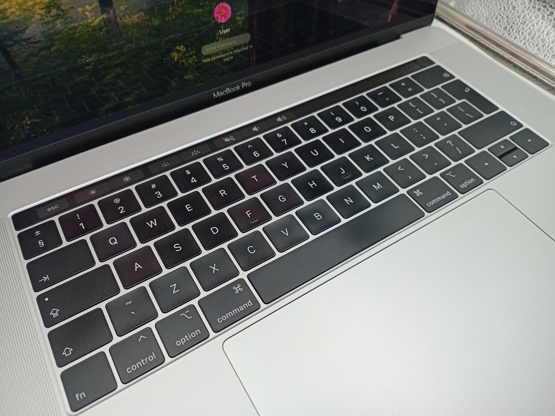 Apple MacBook Pro 15-inch, A1990 Mid 2018 i7 6-Core
