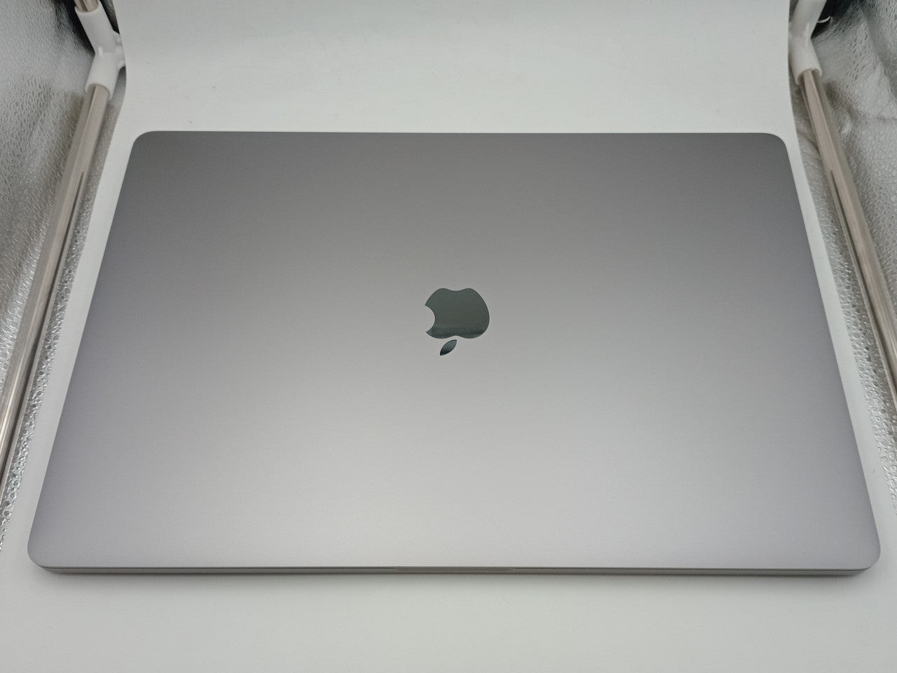 Apple MacBook Pro 16-inch, A2141 Late 2019 i9 8-Core - Gold Essential - JUST PC's