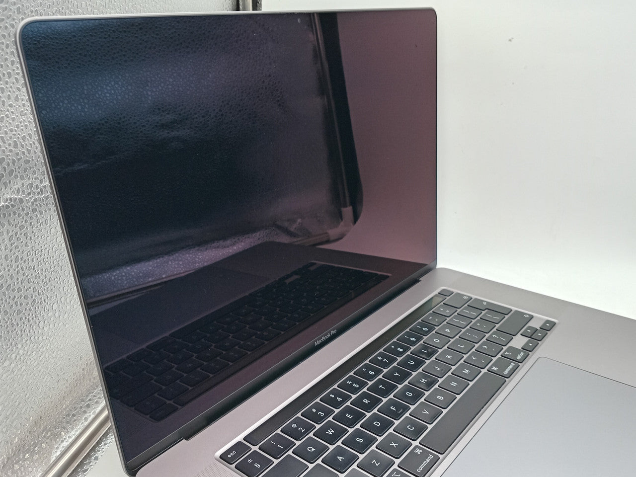 Apple MacBook Pro 16-inch, A2141 Late 2019 i9 8-Core - Gold Essential - JUST PC's